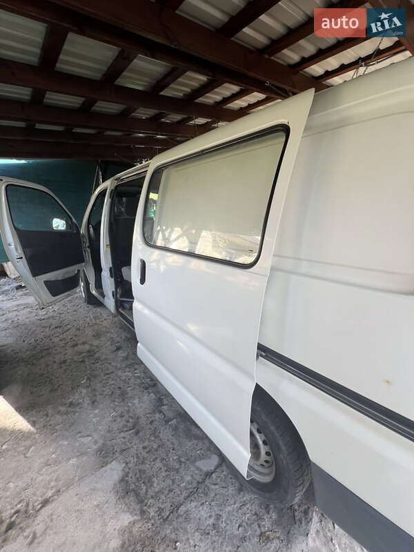 Минивэн Toyota Hiace 2002 в Боровой