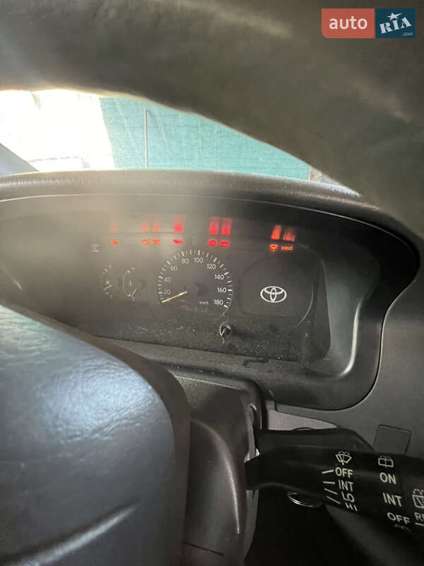 Минивэн Toyota Hiace 2002 в Боровой