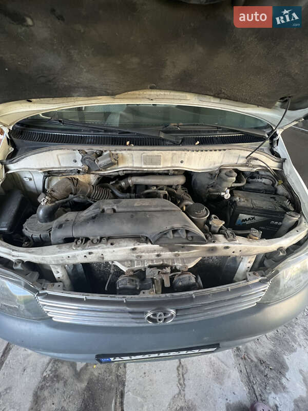 Минивэн Toyota Hiace 2002 в Боровой