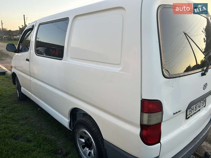 Микровэн Toyota Hiace 2005 в Сарате
