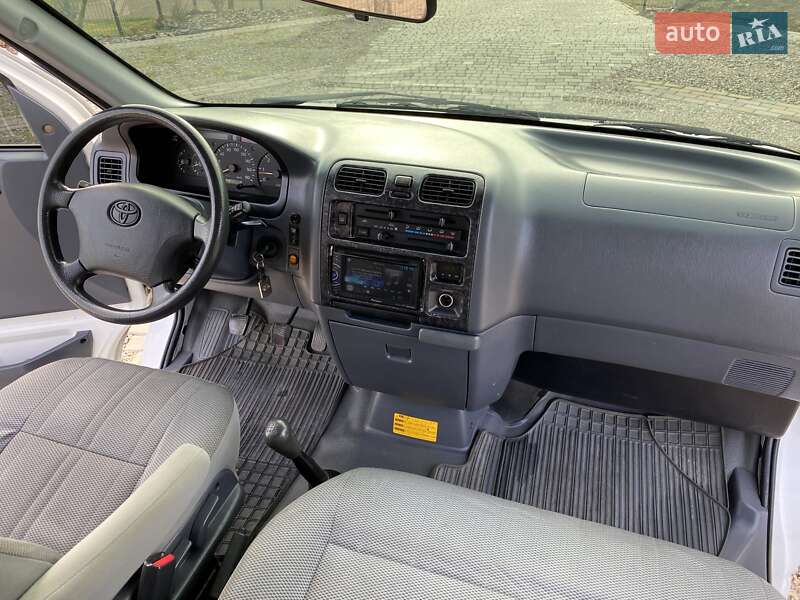 Минивэн Toyota Hiace 2008 в Южном