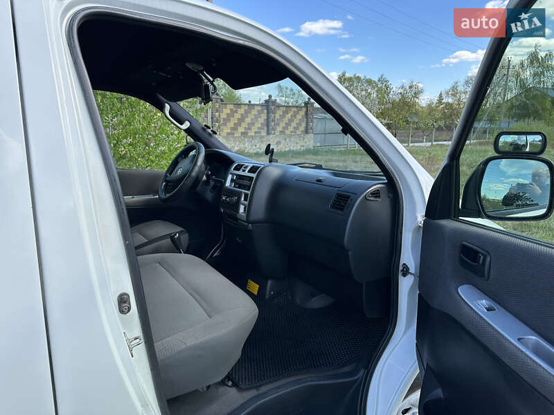 Мінівен Toyota Hiace 2012 в Сарнах