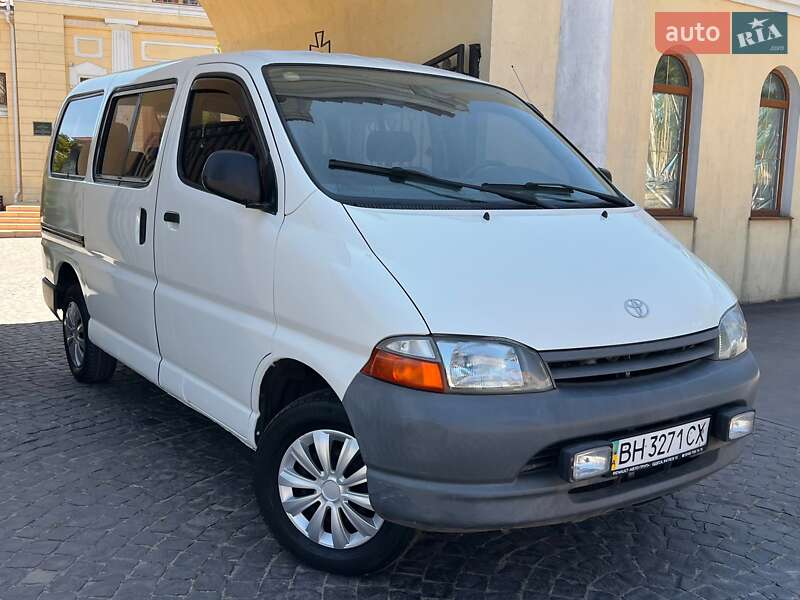 Минивэн Toyota Hiace 2000 в 