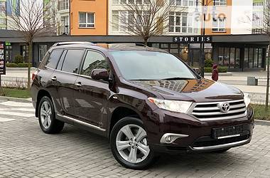 Позашляховик / Кросовер Toyota Highlander 2013 в 