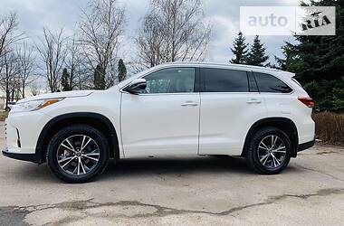 Позашляховик / Кросовер Toyota Highlander 2018 в 
