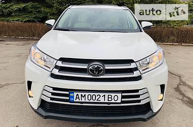 Позашляховик / Кросовер Toyota Highlander 2018 в 