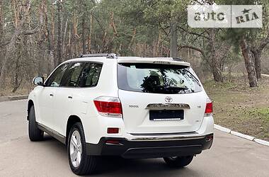 Позашляховик / Кросовер Toyota Highlander 2014 в 