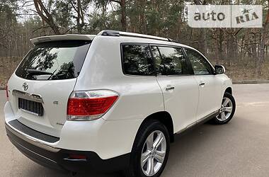 Позашляховик / Кросовер Toyota Highlander 2014 в 