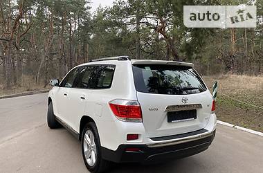 Позашляховик / Кросовер Toyota Highlander 2014 в 