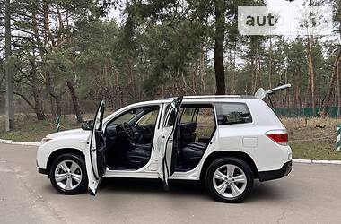 Позашляховик / Кросовер Toyota Highlander 2014 в 