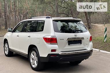 Позашляховик / Кросовер Toyota Highlander 2014 в 