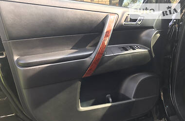 Позашляховик / Кросовер Toyota Highlander 2012 в 