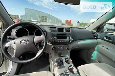 Позашляховик / Кросовер Toyota Highlander 2012 в 