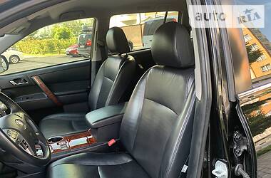 Позашляховик / Кросовер Toyota Highlander 2012 в 