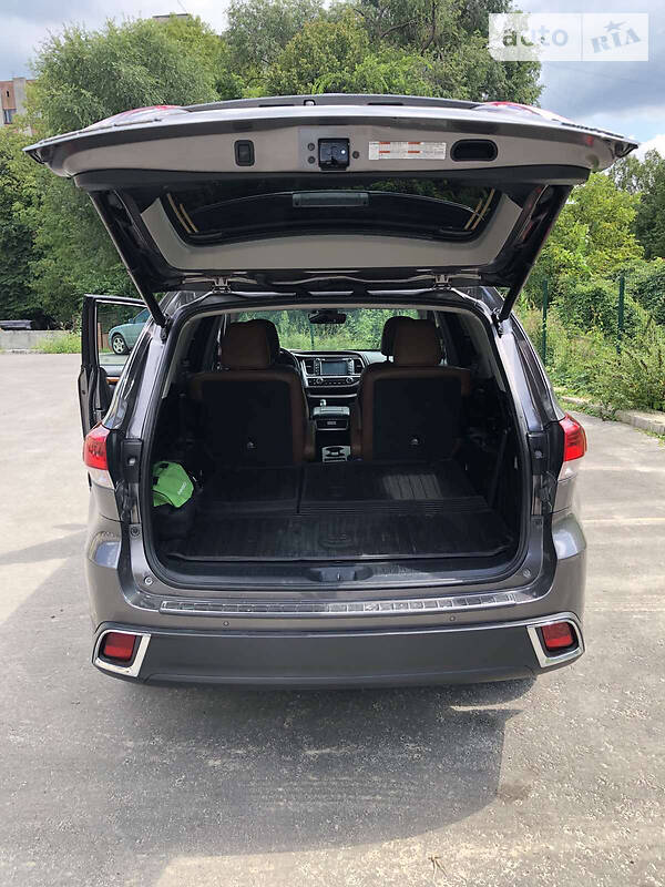 Позашляховик / Кросовер Toyota Highlander 2017 в Львові