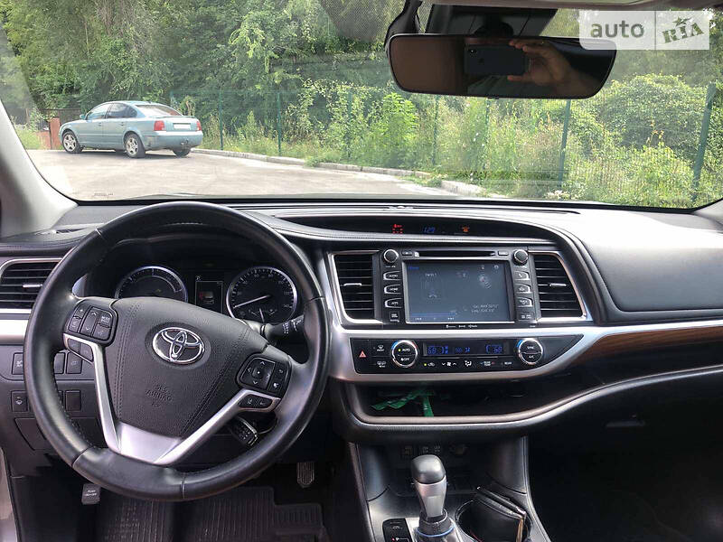 Позашляховик / Кросовер Toyota Highlander 2017 в Львові