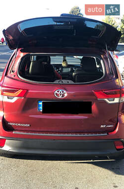 Внедорожник / Кроссовер Toyota Highlander 2017 в 