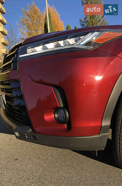 Внедорожник / Кроссовер Toyota Highlander 2017 в 