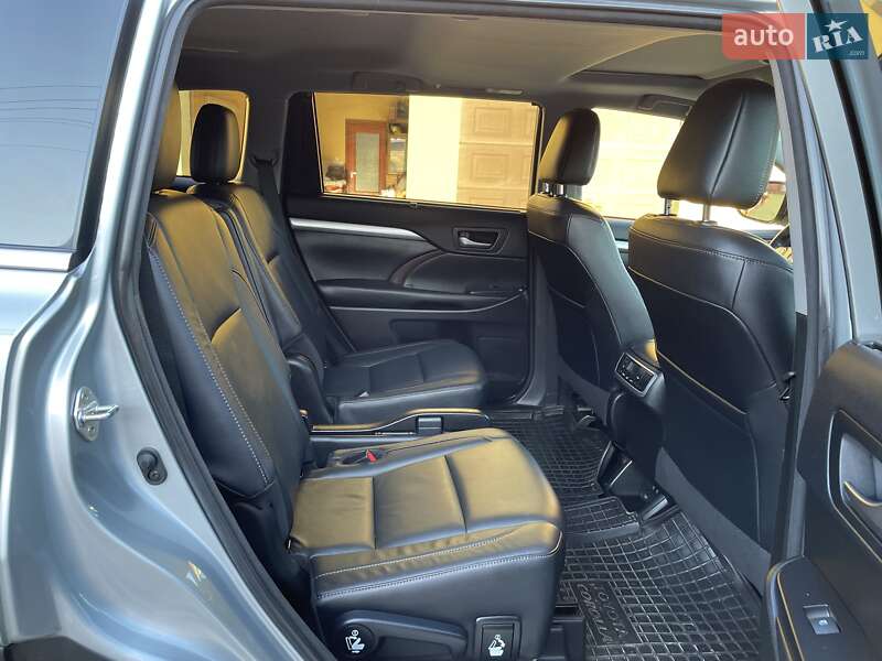 Внедорожник / Кроссовер Toyota Highlander 2018 в Ивано-Франковске