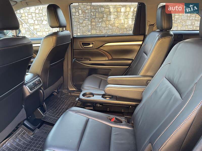 Внедорожник / Кроссовер Toyota Highlander 2018 в Ивано-Франковске