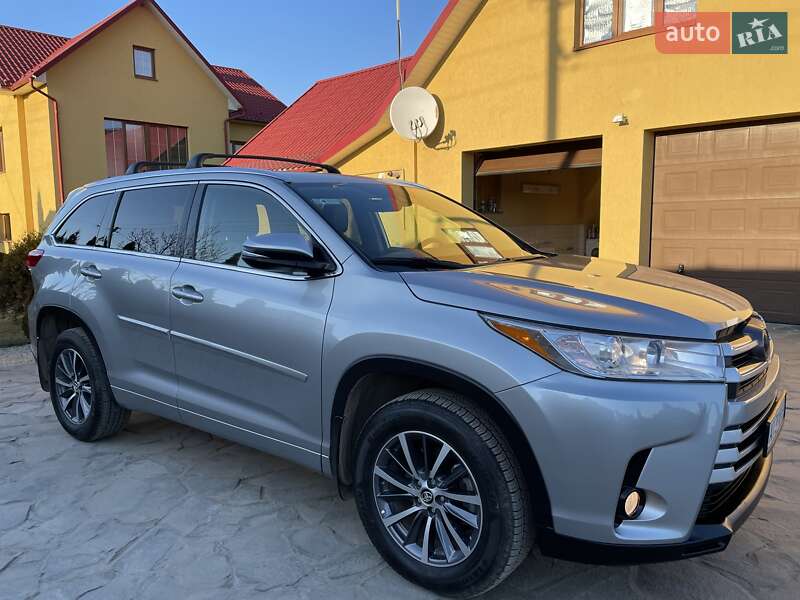 Внедорожник / Кроссовер Toyota Highlander 2018 в Ивано-Франковске