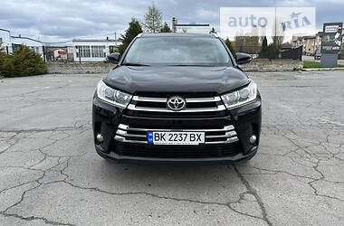 Внедорожник / Кроссовер Toyota Highlander 2017 в Ровно