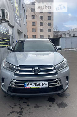 Позашляховик / Кросовер Toyota Highlander 2017 в Кривому Розі