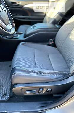 Позашляховик / Кросовер Toyota Highlander 2015 в 
