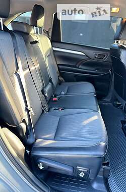 Позашляховик / Кросовер Toyota Highlander 2015 в 