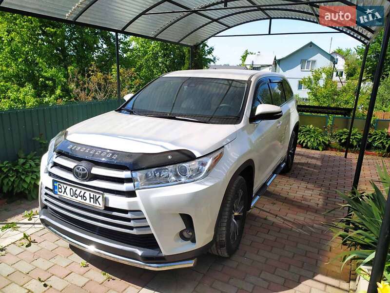 Внедорожник / Кроссовер Toyota Highlander 2017 в Хмельницком