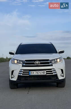 Позашляховик / Кросовер Toyota Highlander 2018 в 