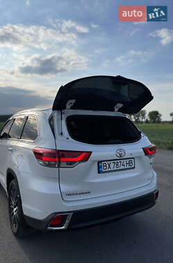 Позашляховик / Кросовер Toyota Highlander 2018 в 