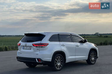 Позашляховик / Кросовер Toyota Highlander 2018 в 