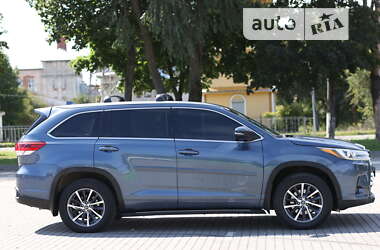 Внедорожник / Кроссовер Toyota Highlander 2017 в 