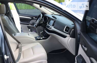 Внедорожник / Кроссовер Toyota Highlander 2017 в 