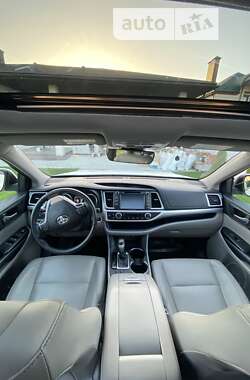 Внедорожник / Кроссовер Toyota Highlander 2017 в 