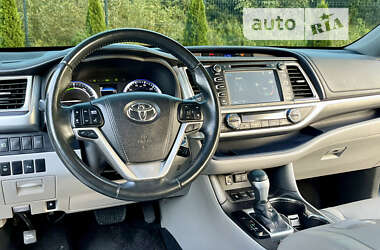 Позашляховик / Кросовер Toyota Highlander 2017 в Івано-Франківську