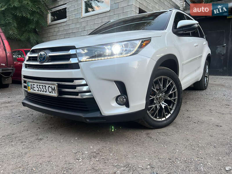 Внедорожник / Кроссовер Toyota Highlander 2017 в Днепре