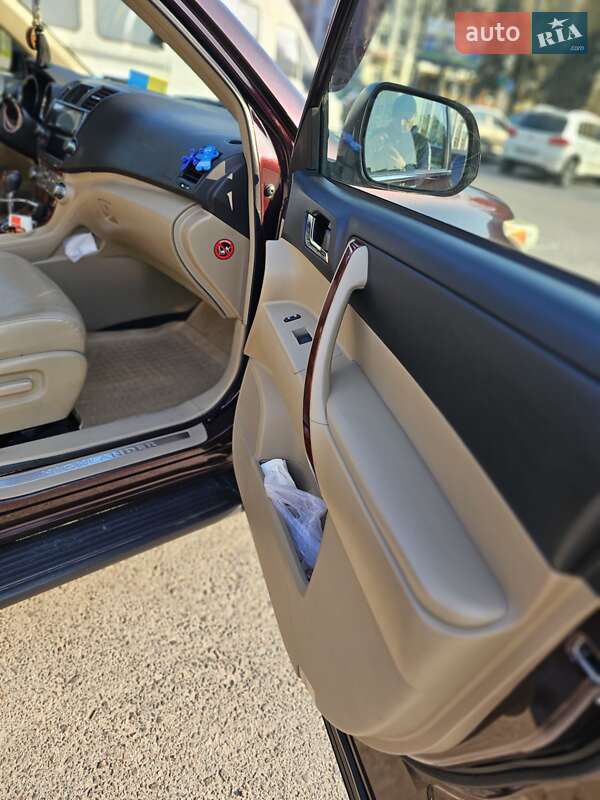Позашляховик / Кросовер Toyota Highlander 2011 в Рівному