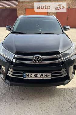 Внедорожник / Кроссовер Toyota Highlander 2019 в Хмельницком