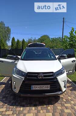 Позашляховик / Кросовер Toyota Highlander 2017 в Попільні