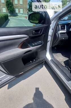 Позашляховик / Кросовер Toyota Highlander 2014 в 