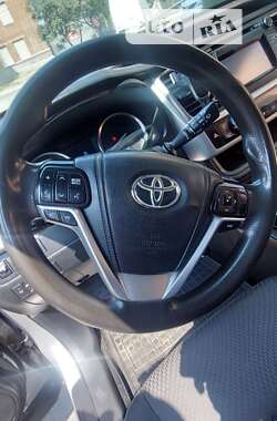 Позашляховик / Кросовер Toyota Highlander 2014 в 
