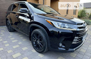 Позашляховик / Кросовер Toyota Highlander 2017 в Луцьку