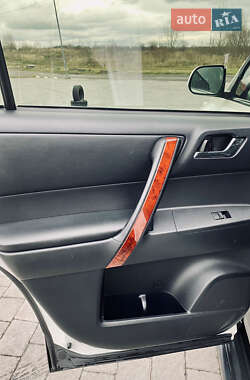 Внедорожник / Кроссовер Toyota Highlander 2013 в 