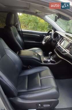 Позашляховик / Кросовер Toyota Highlander 2017 в 