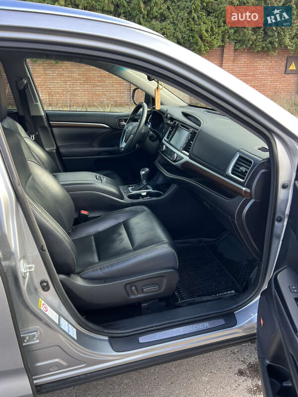 Внедорожник / Кроссовер Toyota Highlander 2016 в Луцке