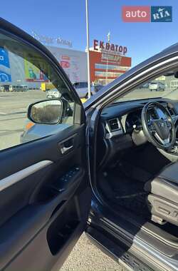 Внедорожник / Кроссовер Toyota Highlander 2019 в 