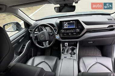 Внедорожник / Кроссовер Toyota Highlander 2021 в 