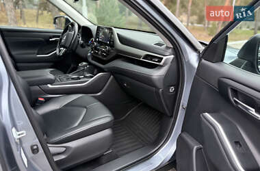 Внедорожник / Кроссовер Toyota Highlander 2021 в 